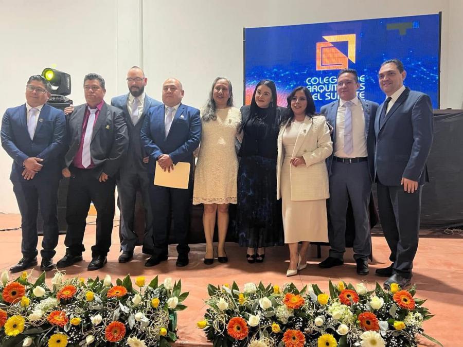 ROMERO BASURTO ASISTE A LA TOMA DE PROTESTA DEL CONSEJO DIRECTIVO 2025-2026 DEL COLEGIO DE ARQUITECTOS DEL SURESTE
