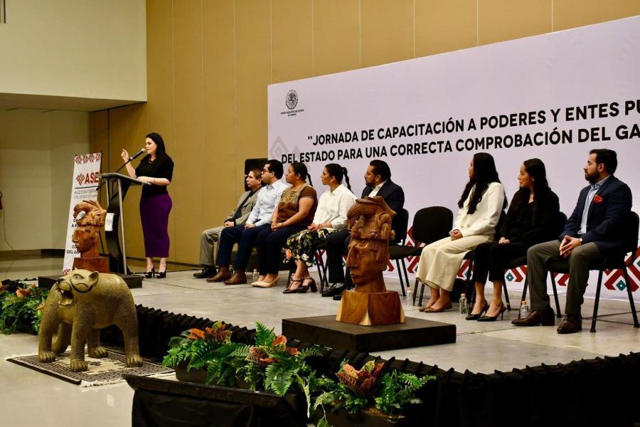 La Mtra. Ana Laura Romero Basurto asiste a la Jornada de Capacitación de la ASE