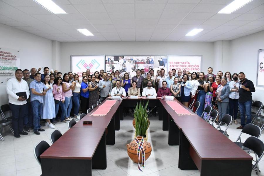 Entregan credenciales al personal de la Secretaría Anticorrupción y Buen Gobierno