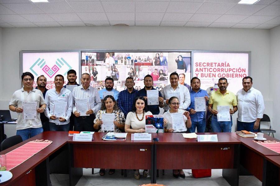 Romero Basurto entrega constancias a empresas locales inscritas en el padrón de contratistas 2025