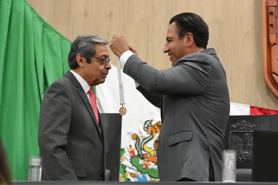 Dr. Eduardo Ramírez Aguilar, impone la Medalla “Rosario Castellanos” a Natalio Hernández Hernández
